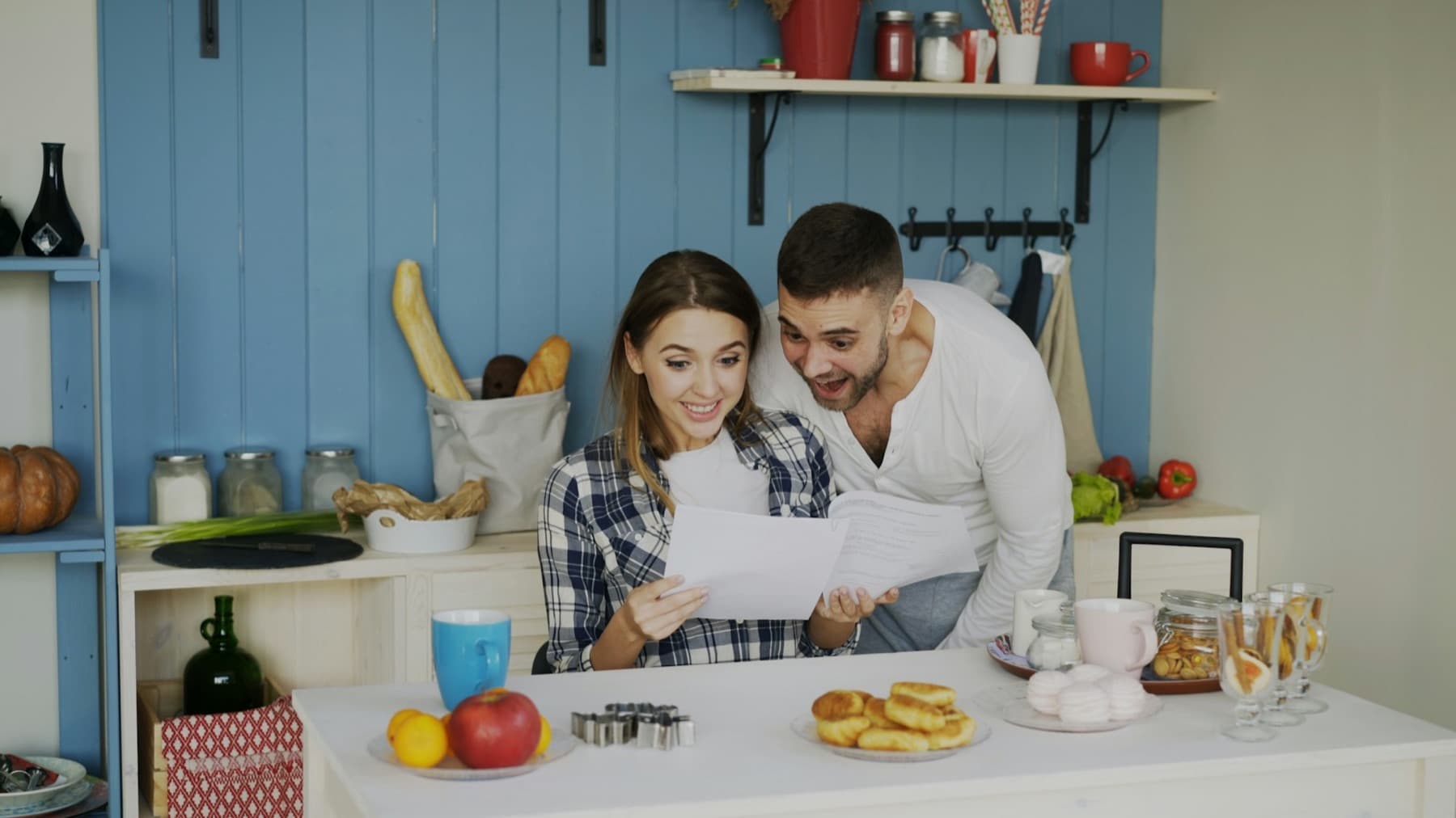 Couple découvrant l'estimation de ses aides
